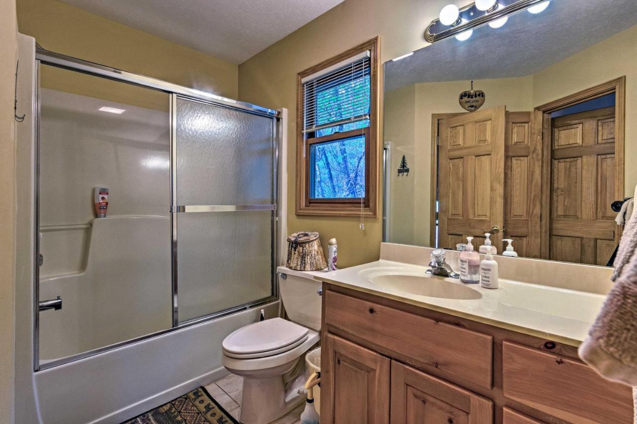 Spacious Maggie Valley Cabin With Hot Tub And Mtn View Exterior photo